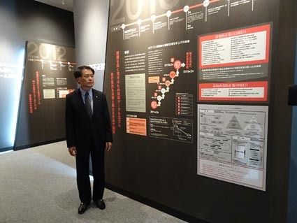 燃費不正問題のパネルについて説明する山下副社長