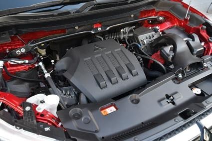 新開発の1・5リットル直噴ガソリンターボエンジンを搭載。走行状況に応じて燃焼状態が最適となるように筒内噴射と吸気ポート噴射を制御、燃費性能を重視した