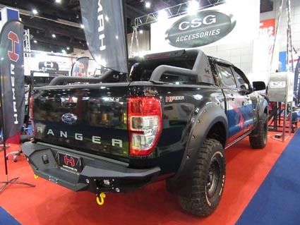 ピックアップトラック関連の出展者が目立った