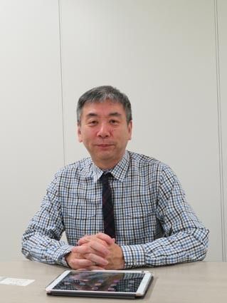 長尾徹教授は幅広い分野で経験を積んだ視点で新しい価値を生み出すデザイナー育成に力を入れる。長尾教授の教え子が日刊自動車新聞社「90周年」ロゴをデザイン