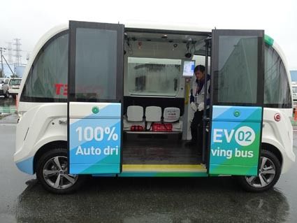 15人乗りで作業者を送迎する