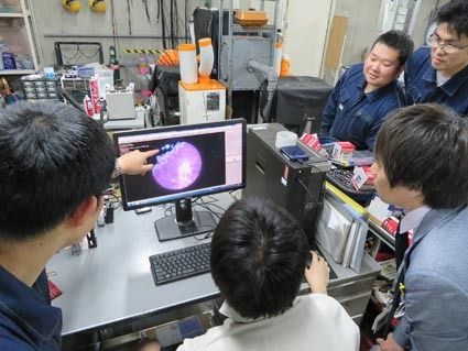 可視化エンジンでのぞいた燃焼室の状況をデータ化し解析。ノッキングの発生状況を具体的に検証しながら“未知”の現象の究明を進める。その成果が評価を受けSIPメンバーに選抜