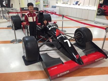 ゴールデンウイーク中はフォーミュラカーを展示し、来店した子どもがつなぎ服を着て写真撮影を行える企画を行った