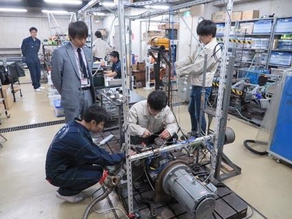 工作技術センターの協力を得て自作した「可視化エンジン」。飯島研究室が取り組むノッキングの原因究明やHCCI燃焼のデータ収集はここから始まる。実験は複数学生が共同で実施、チームワークと安全確保を学ぶ