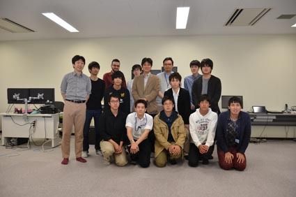 計測制御研究室のメンバー。今期は総勢20人で、卒業生の多数が自動車メーカーなどの自動運転開発で活躍