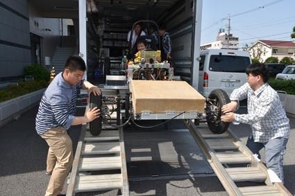 学生ソーラカーの競技車両。学生の活動も徳島型EVの技術基盤を支える