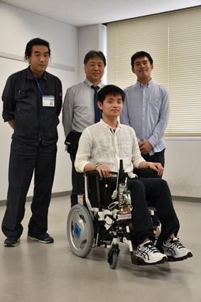 伊藤照明准教授(後列中央)