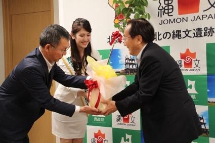 三村県知事(右)に苗木を寄贈する大野社長(左)と杉本さん(中央)