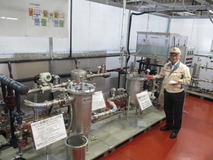 水処理実験場には装置が並び、水の研究にあたる