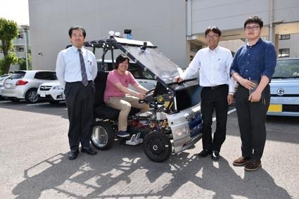 四輪バギーを改造し製作した“自動運転EV”で「徳島型電気自動車」の基盤技術を培う(右2人目が安野卓教授、同4人目が鈴木浩司助教)