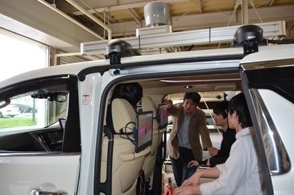 ルーフ上のライダーで捕捉した周辺の障害物などを後席モニターでリアルタイムに検証。こうしたデータ取集を20年近く継続し自動運転の広く深い知見を獲得