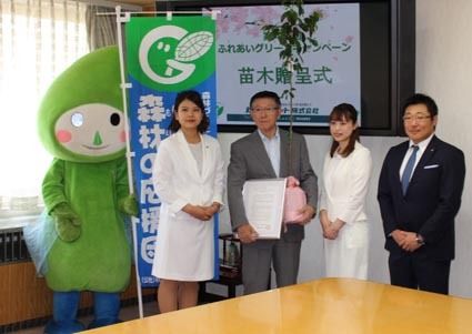 右から伊藤社長と越後屋さん、佐竹知事、佐藤さん