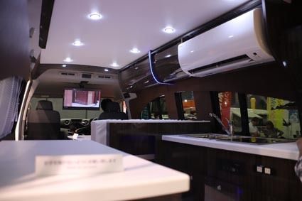 NV350キャラバンをベースにしたG―LIB CAMPERは、ラグジュアリーな内装に仕立てた