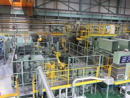 DCM周辺にロボットや真空乾燥機などの設備を配置。システムは内製化した