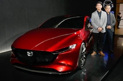 マツダブースでは2人のデザイナーによるトークショーが行われた