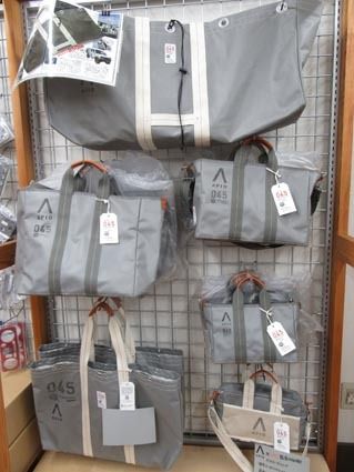 コラボバッグも販売している