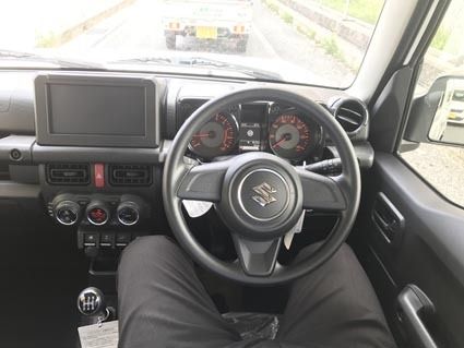 無機質だが使い勝手の良いインパネ。運転中の視界も良好だ