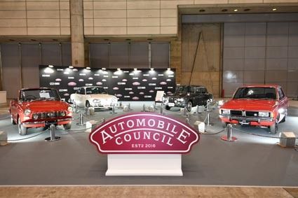 特別展示された三菱「コルトギャラン」(右)、ダイハツ「コンパーノスパイダー」(左)などの名車たち