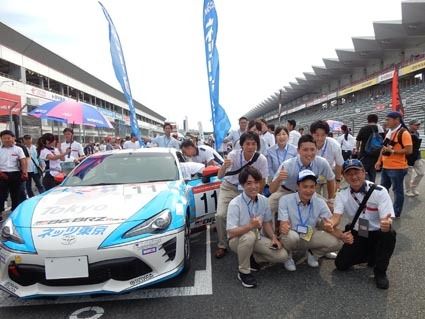 ネッツ東京の社員として新人研修に参加。脇阪選手のレース前に片山社長や同期の仲間と