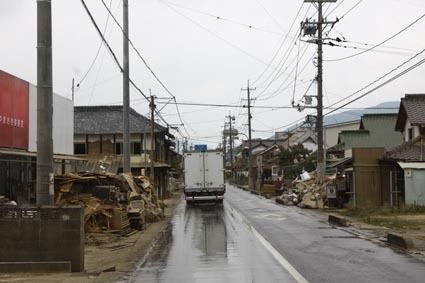 復旧は急ピッチで進むが今もなおガレキが残る真備町