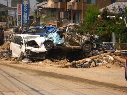 土石流で押しつぶされた車両。豪雨被害の大きさを裏付けている