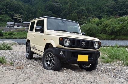 伝統的なスタイルを継承した新型ジムニー。山や川などアウトドアシチュエーションが似合う
