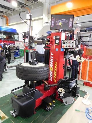 バンザイ、イタリア製タイヤチェンジャー拡販 高級輸入車扱う工場に バンザイ、イタリア製タイヤチェンジャー拡販 高級輸入車扱う工場に