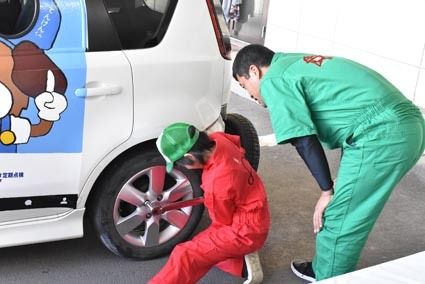 クルマジャンボリーのキザニックでは子どもがホイールナットの脱着などを経験した