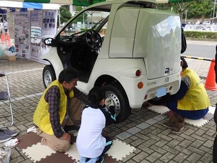 舞鶴地区自動車整備協議会の整備士体験ではプロのメカニックが参加者をサポート