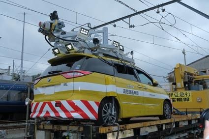 実証実験に合せて公開された計測車両。鉄道台車に固定された状態で移動して高精度なデータを集める