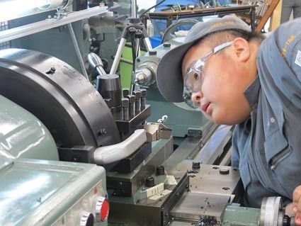 〈旋盤作業〉精度の高い部品づくりをめざした