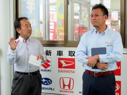 ロータス山梨の山寺誠支部長(左)と辰己モータースの薬袋伸明社長(右)