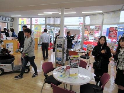 一つひとつ質問しながら真剣な眼差しで見学する参加同友の代表者や社員