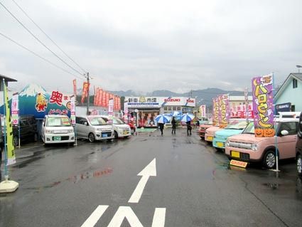 車両展示は常時100台以上とされ、のぼり旗も購買意欲を盛り上げる