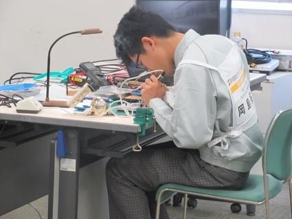 〈電子回路組立〉はんだ付けからプログラミングまでをこなす