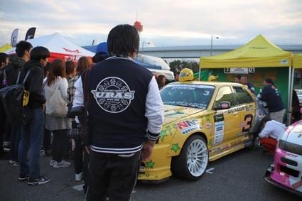 今季での引退を発表した野村謙選手のもとにはファンが集った