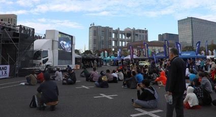 会場の外側で観戦する人たちの姿も