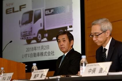 決算発表する片山社長(左)