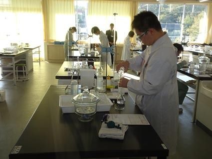 〈化学分析〉慎重な作業で水の硬度を測る