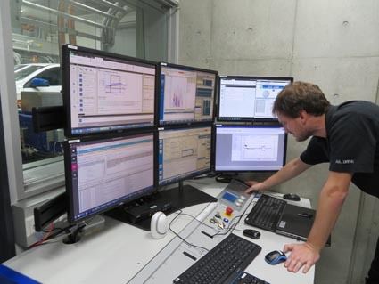 シャシーダイナモで計測したデータと設計目標を比較しながら性能を確認