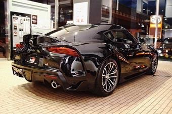 スポーツカーらしいシルエットを写真に収める人の姿が多く見られた