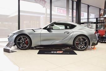 限定色「マットストームグレーメタリック」の質感を確かめに来た顧客も多かった