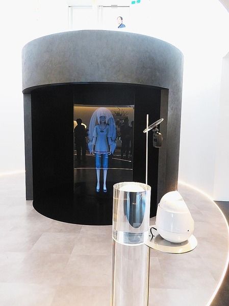 バーチャルLeiが訪問者を迎える