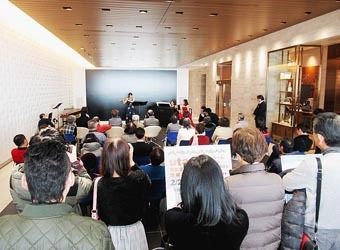 レクサス宇都宮北では、宇都宮短期大学附属高等学校の学生と協働。同店初の店内コンサートイベントや、イチゴスイーツの提供などを行った