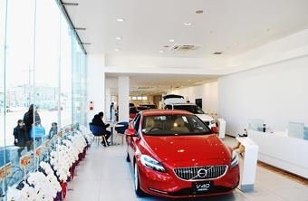 ショールームは木の温もりを生かしたつくり