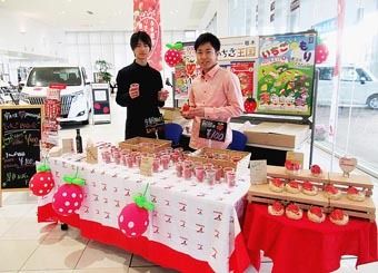横田店で即売会を行った宇都宮大学農業経済学科1年生の原口さん(左)と毛利さん(右)