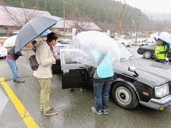 車両を取り囲んで交流する光景が見られた