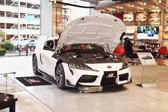 エンジンルームも自由に見学可能。ボンネットが開くたび注目を集めた