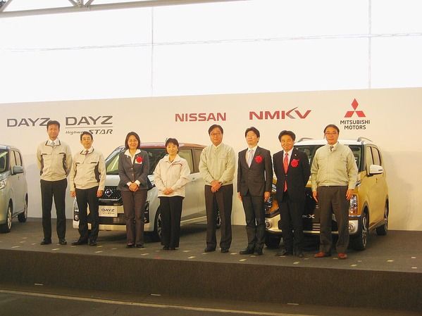 新型車を前に伊東香織倉敷市長(右から4人目)、星野朝子日産自動車専務(同3人目)、益子修三菱CEO(同4人目)、伊原木隆太岡山県知事(同5人目)、片岡聡一総社市長(同6人目)が顔を揃えた