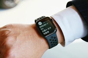 顔認証システムで読み出した顧客情報はスタッフのスマートウォッチに表示する